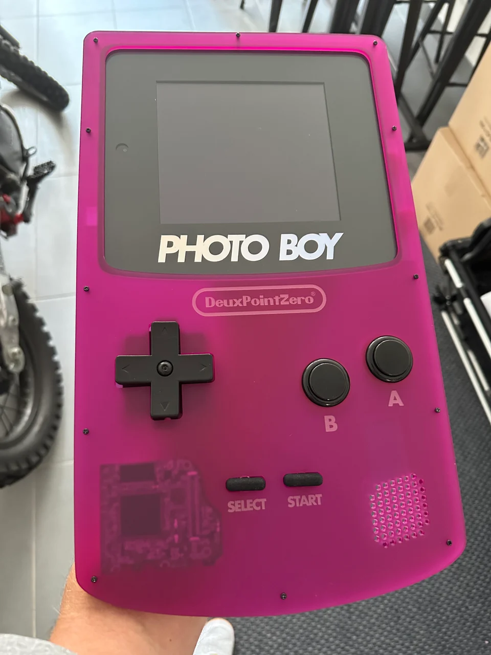 Photoboy, borne photo rose en forme de Game Boy, avec un iPad mini et des commandes d’arcade.